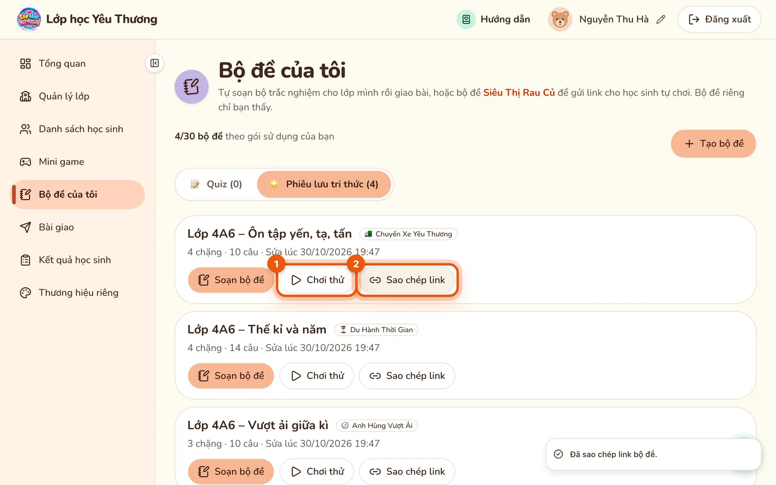 Thẻ Phiêu lưu tri thức của Bộ đề của tôi với các bộ Lớp 4A6 – Ôn tập yến, tạ, tấn (Chuyến Xe Yêu Thương), Lớp 4A6 – Thế kỉ và năm (Du Hành Thời Gian), Lớp 4A6 – Vượt ải giữa kì (Anh Hùng Vượt Ải). Số 1 khoanh nút Chơi thử, số 2 khoanh nút Sao chép link của bộ đầu; góc dưới hiện thông báo Đã sao chép link bộ đề.